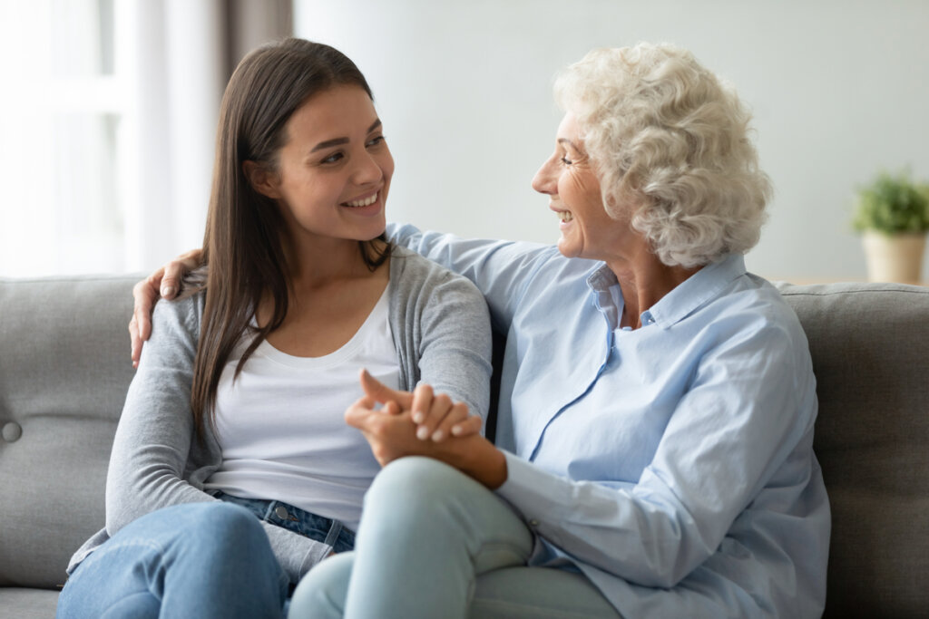 mère et fille adoptant le modèle brut de régulation des émotions