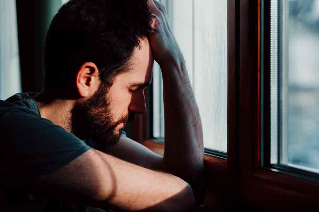 Mann leidet an chronischer Einsamkeit