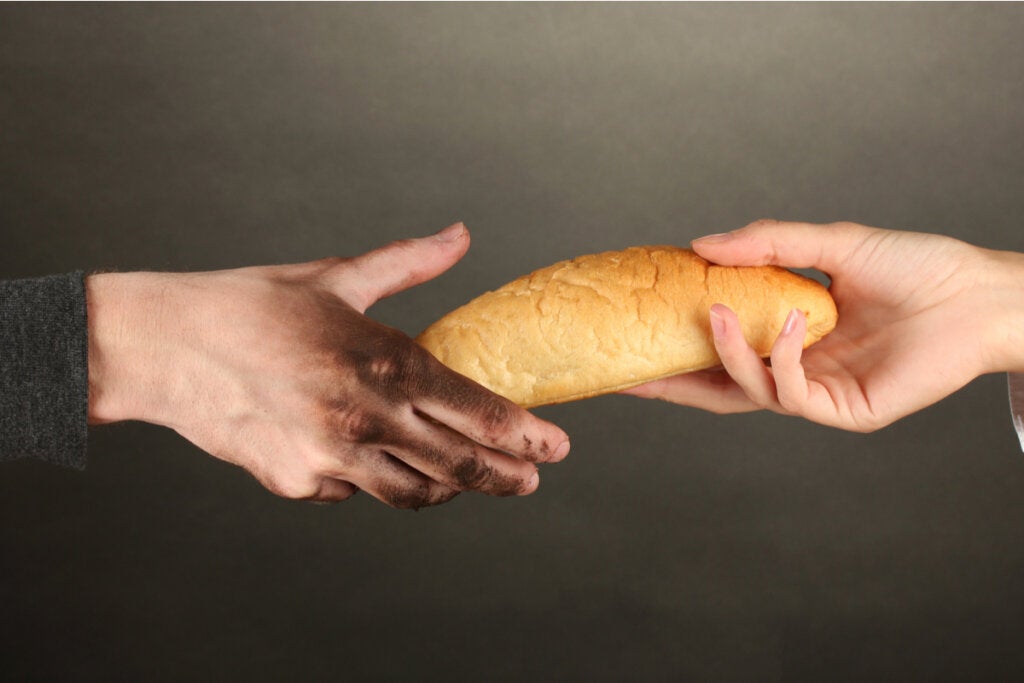 Hombre dando pan a otro