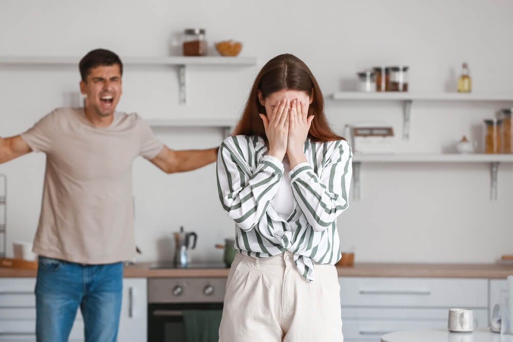 Vrouw huilt terwijl haar man schreeuwt