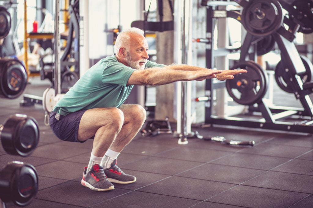Hombre pensando en su edad subjetiva mientras hace ejercicio