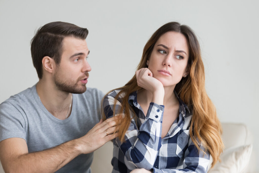 Hombre sintiendo que siento que no soy lo bastante bueno para mi pareja