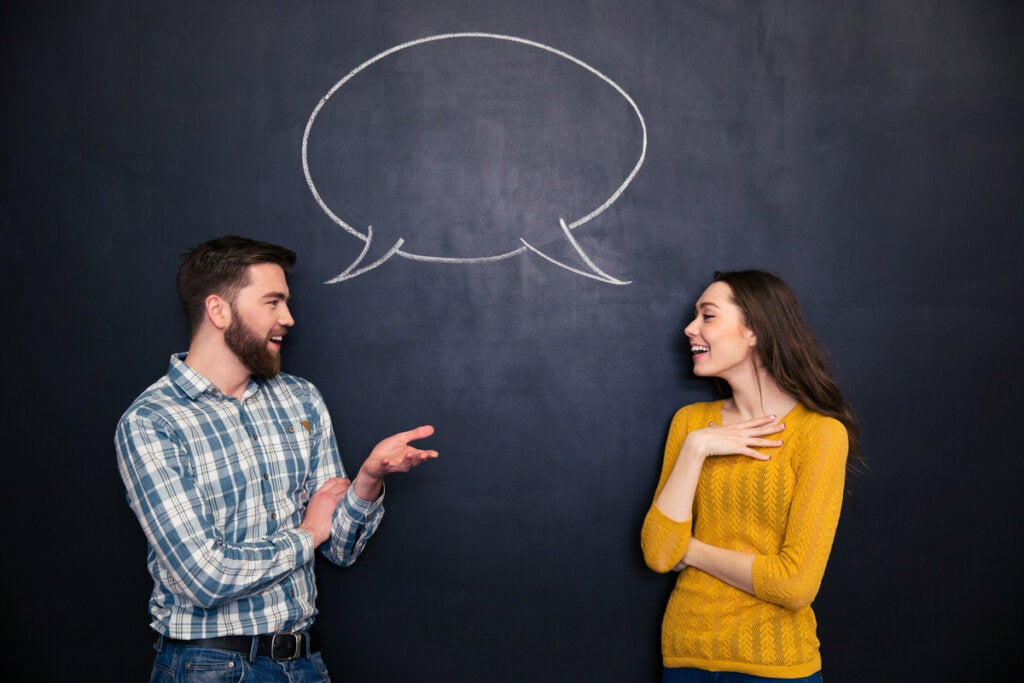 Mann og kvinne snakker om negative kommentarer