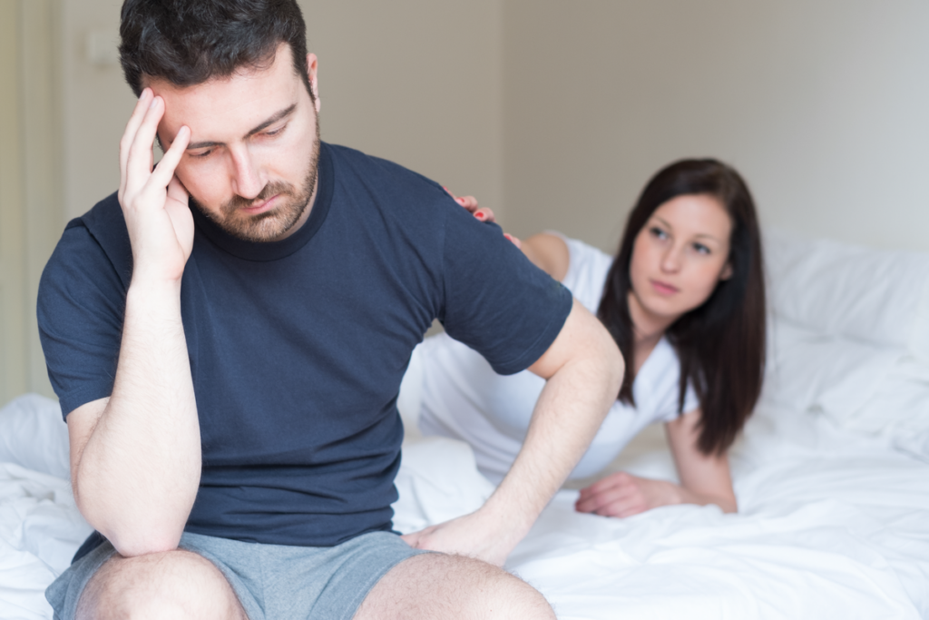 homme pensant à ce que c'était autrefois d'être agressé verbalement quand il était malade