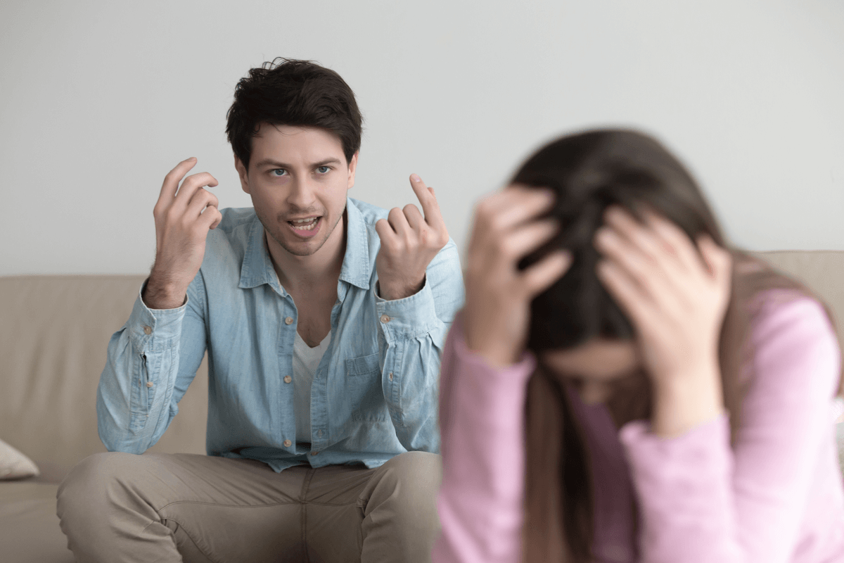 Hombre tratando mal a una mujer