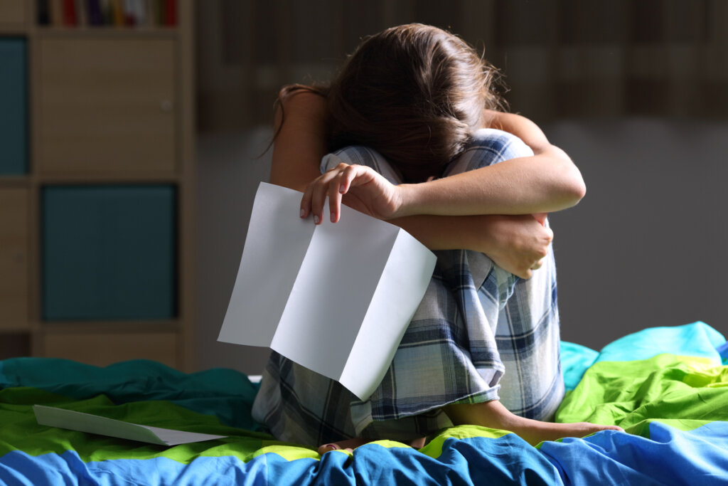 Joven con ansiedad estudiando