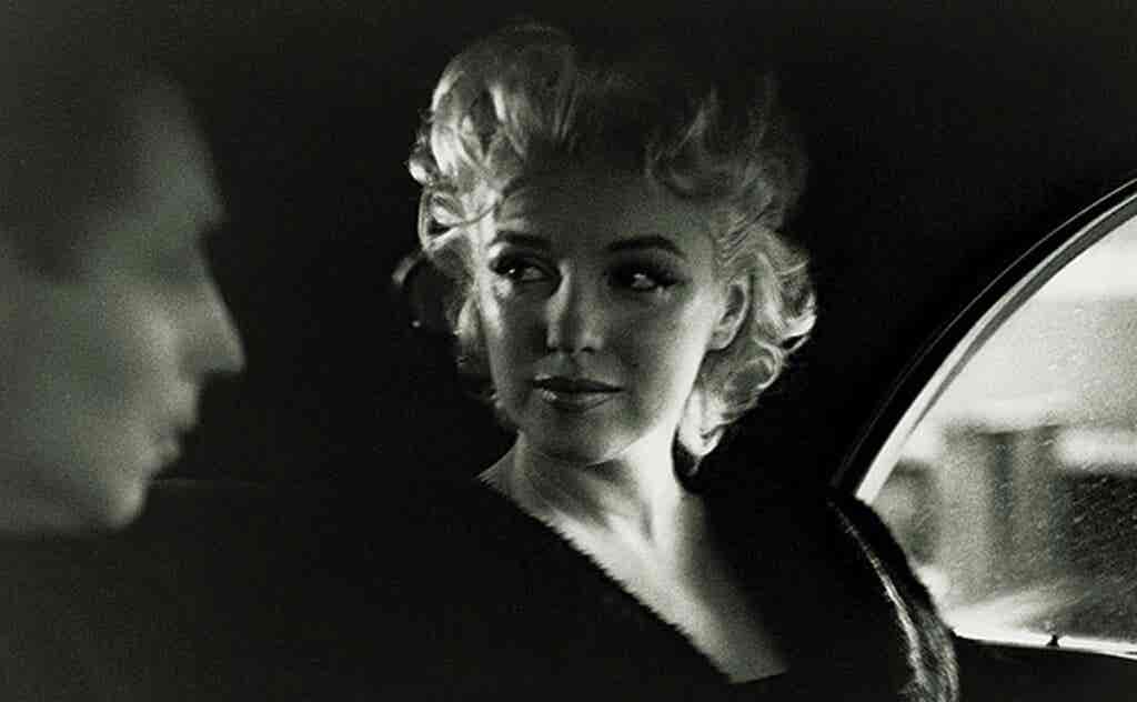 Marilyn in a car