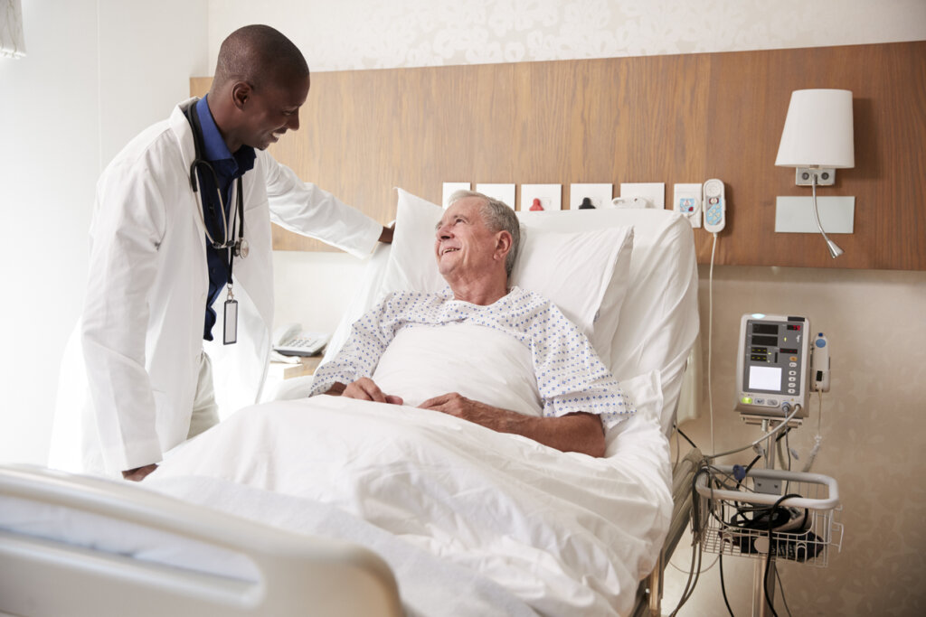Médico hablando con un paciente