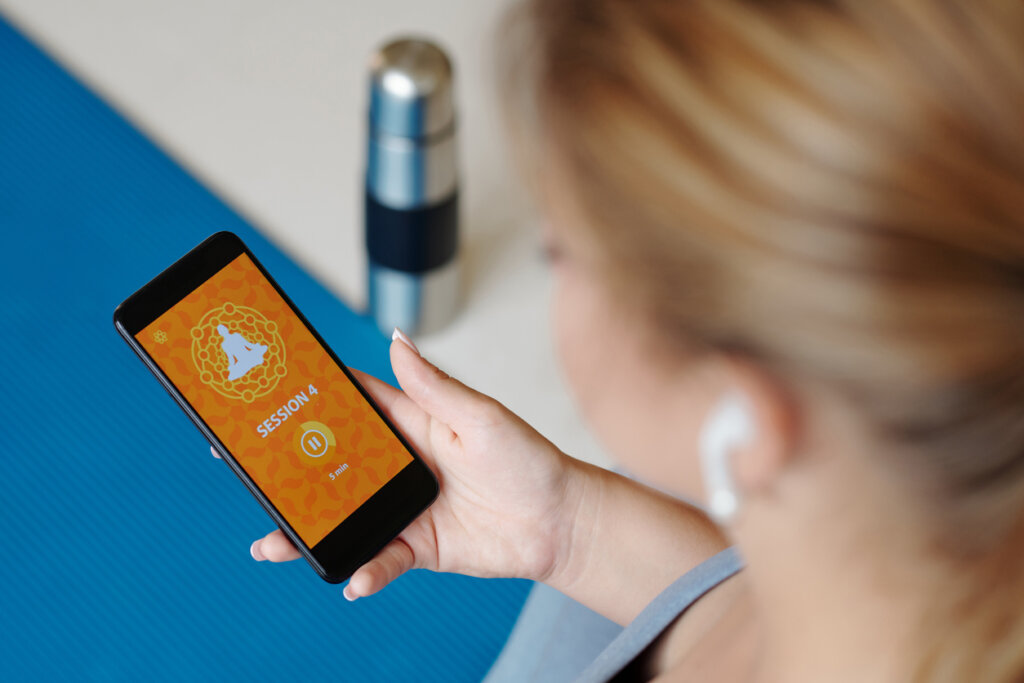 Frau nutzt Psychologie-Apps
