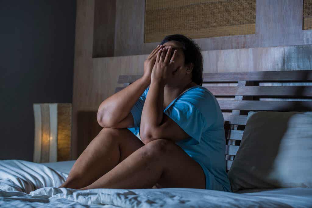 Smutna kobieta w łóżku cierpiąca na nawrót depresji