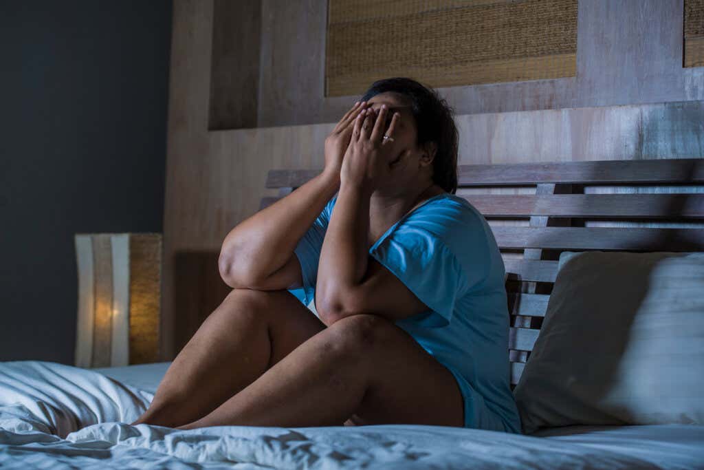 Smutna kobieta w łóżku cierpiąca na nawrót depresji