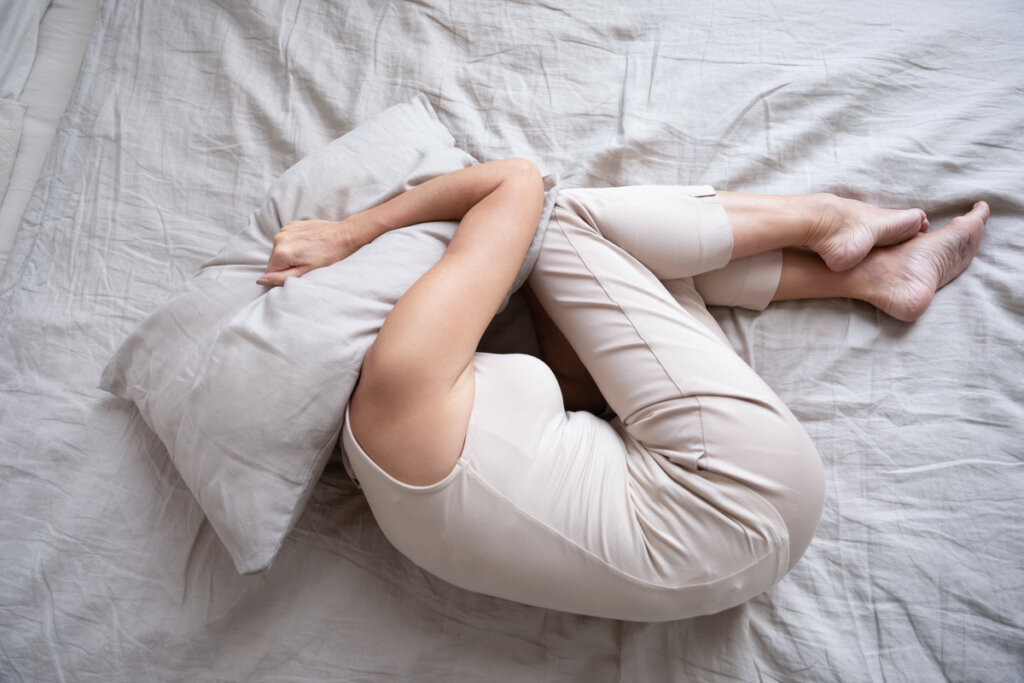 Mujer dormida llorando