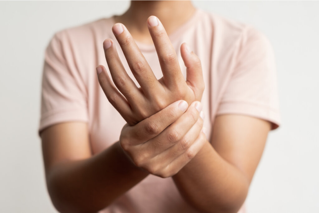 Mujer con hormigueo en las manos