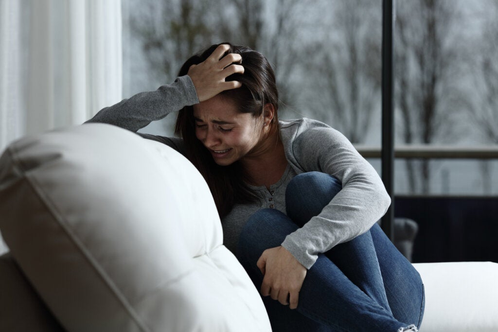 Mujer llorando por duelo fraternal