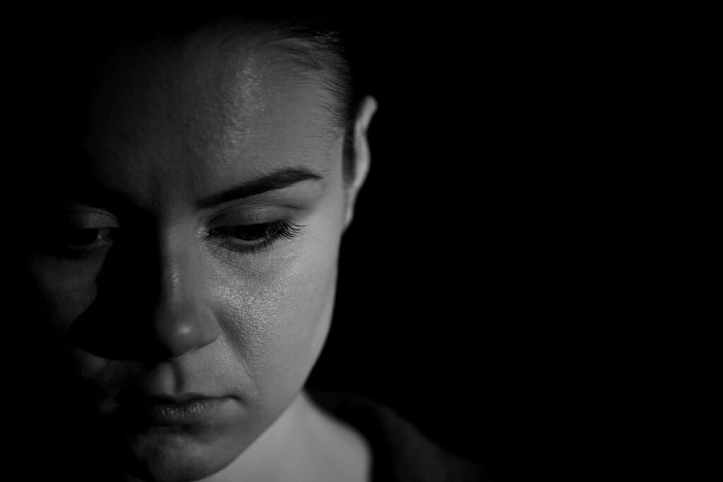 femme, regarder bas, triste