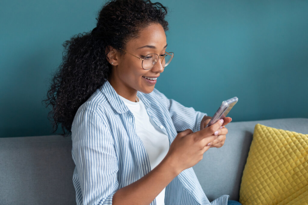 Frau verwendet Apps für ihre psychische Gesundheit