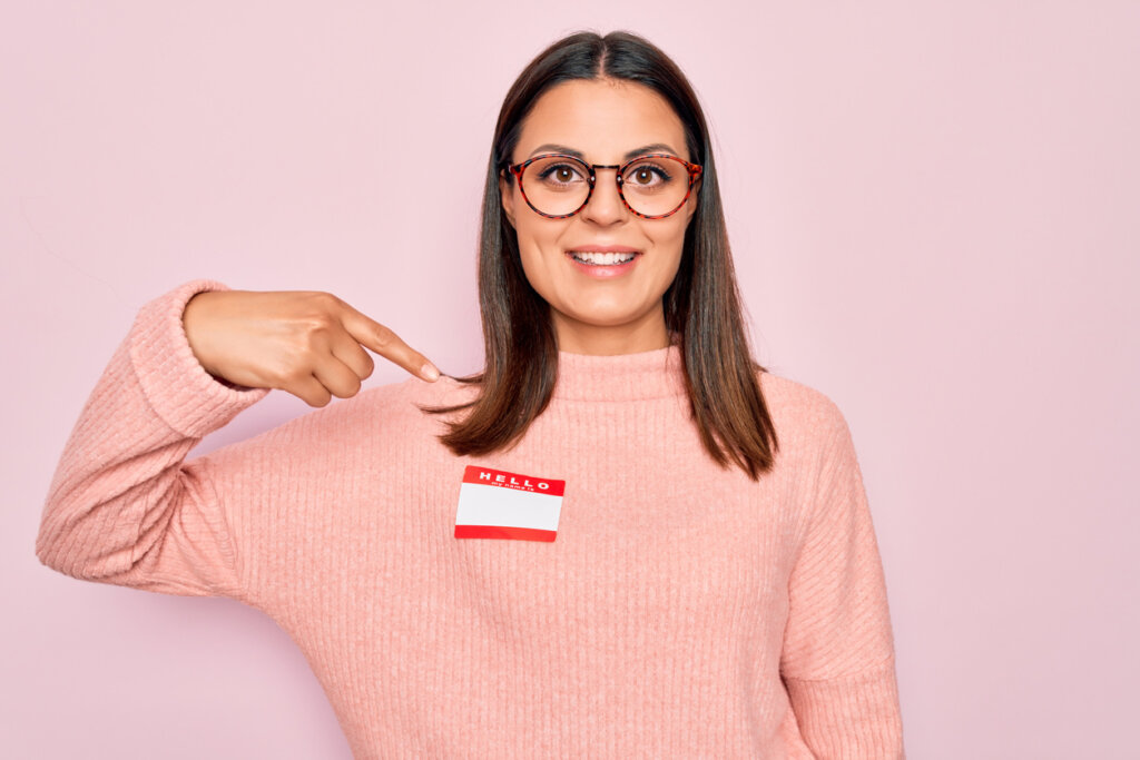 Mujer señalando un etiqueta con su nombre