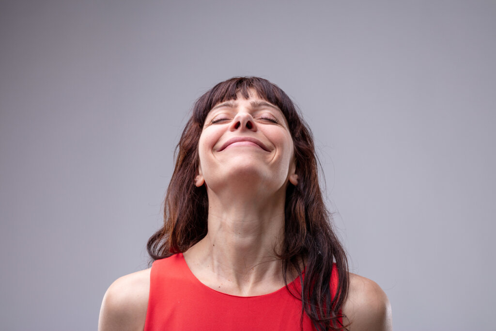femme avec un rire de psychopathe féminin