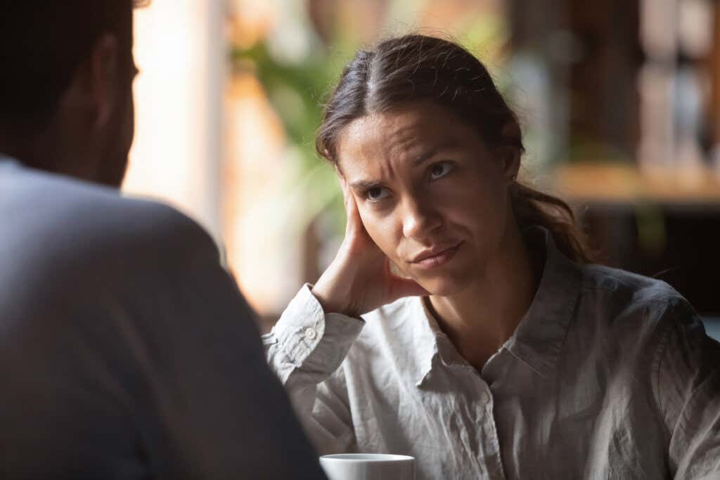 Mujer sospechando de la conversación con su pareja