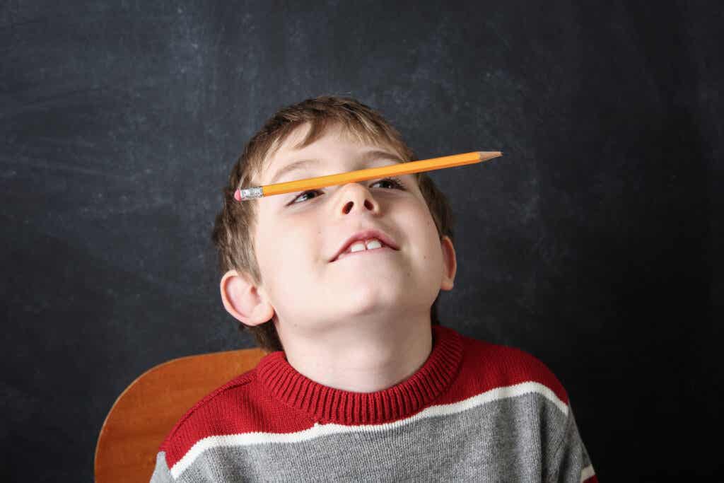 Chłopiec z ołówkiem na nosie