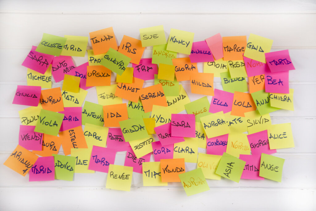 Nombres de personas escritos en papel