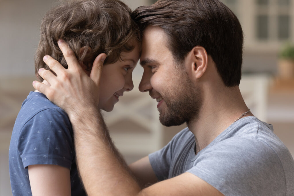 Padre mirando a los ojos a su hijo representando el síndrome del incesto emocional