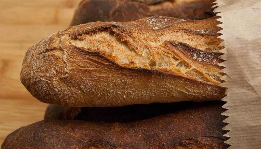 brød er en av de vanligste crusty matvarene