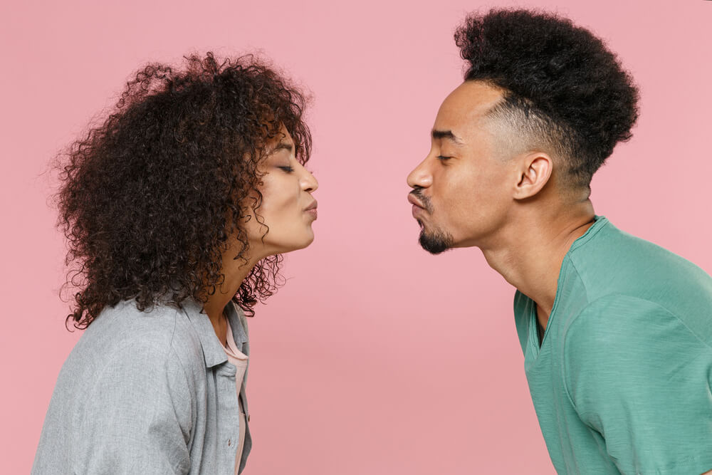 Man en vrouw die gaan kussen