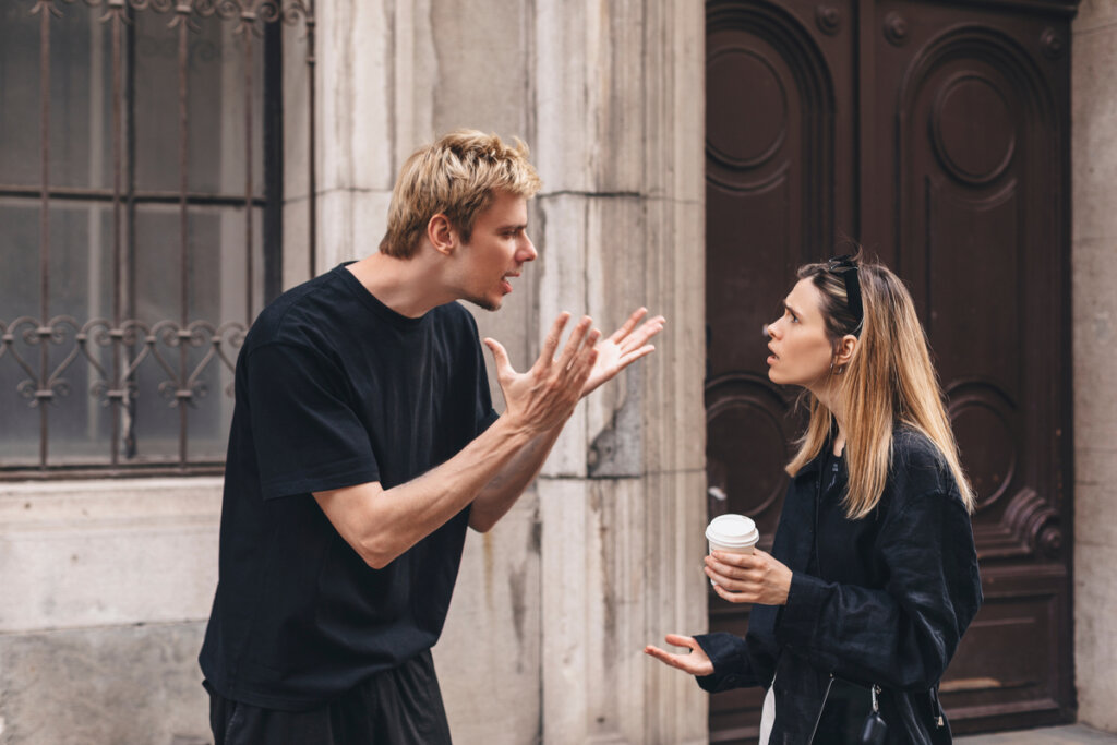 Pareja discutiendo en la calle