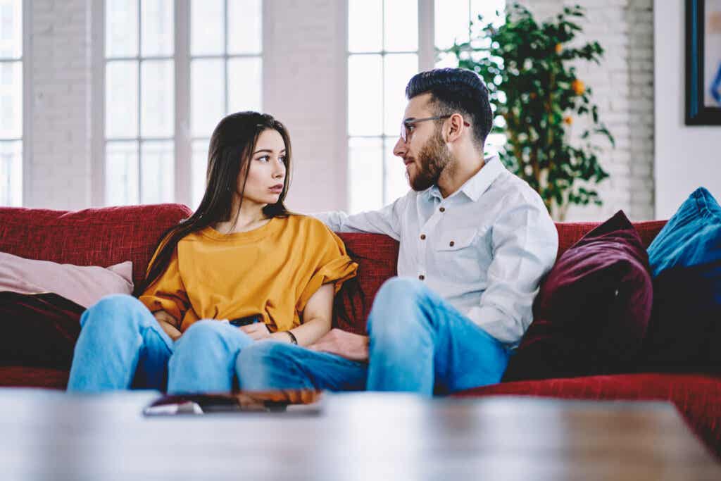 Gefühlskalter Partner spricht mit seiner Frau