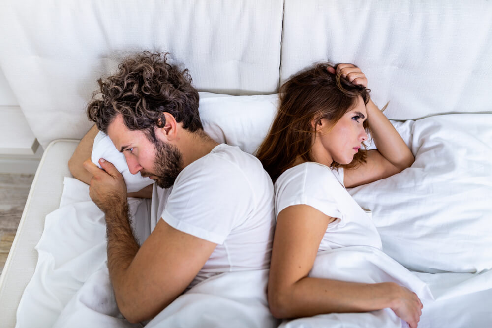 Des gens dans un lit pour représenter que mon partenaire est très passif dans notre relation
