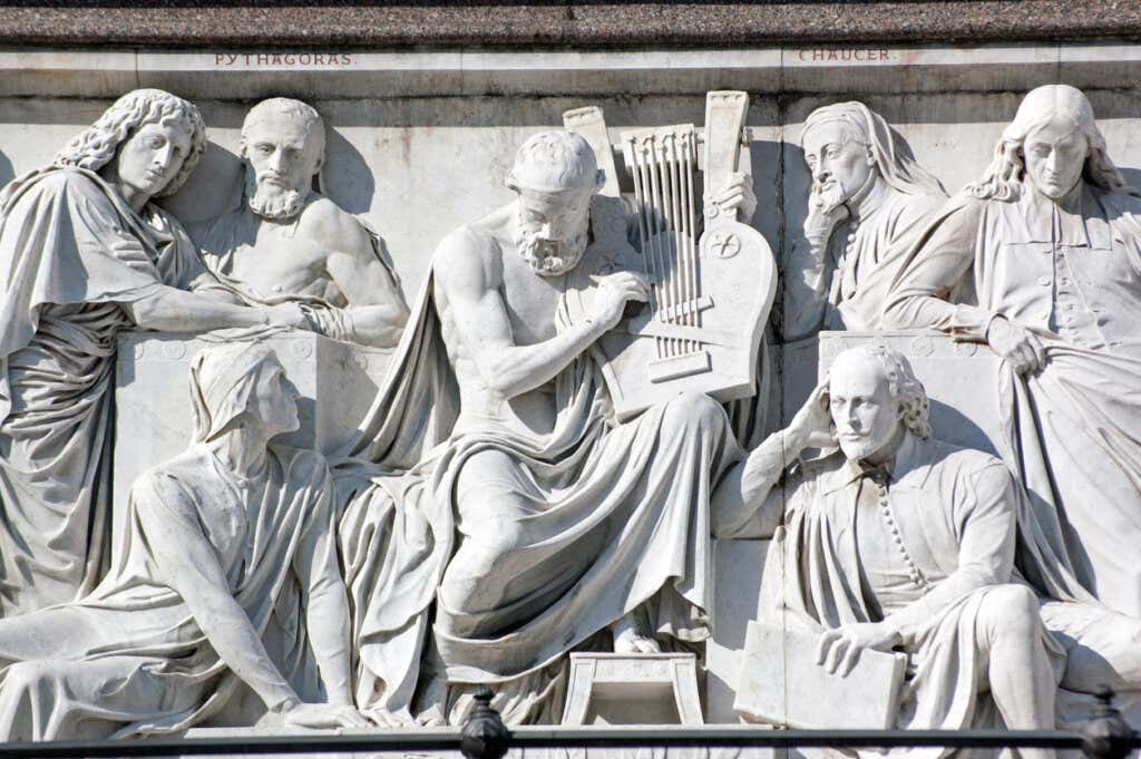 Pedra mostrando vários heróis da Inglaterra vitoriana: Homero no centro, ao lado de Chaucer, Shakespeare, Virgílio, Dante e Pitágoras, no Albert Memorial em Kensington, Londres.