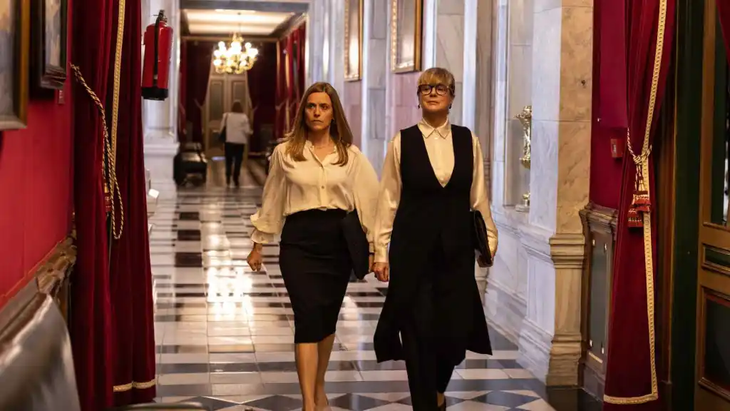 Dos mujeres caminando por el pasillo