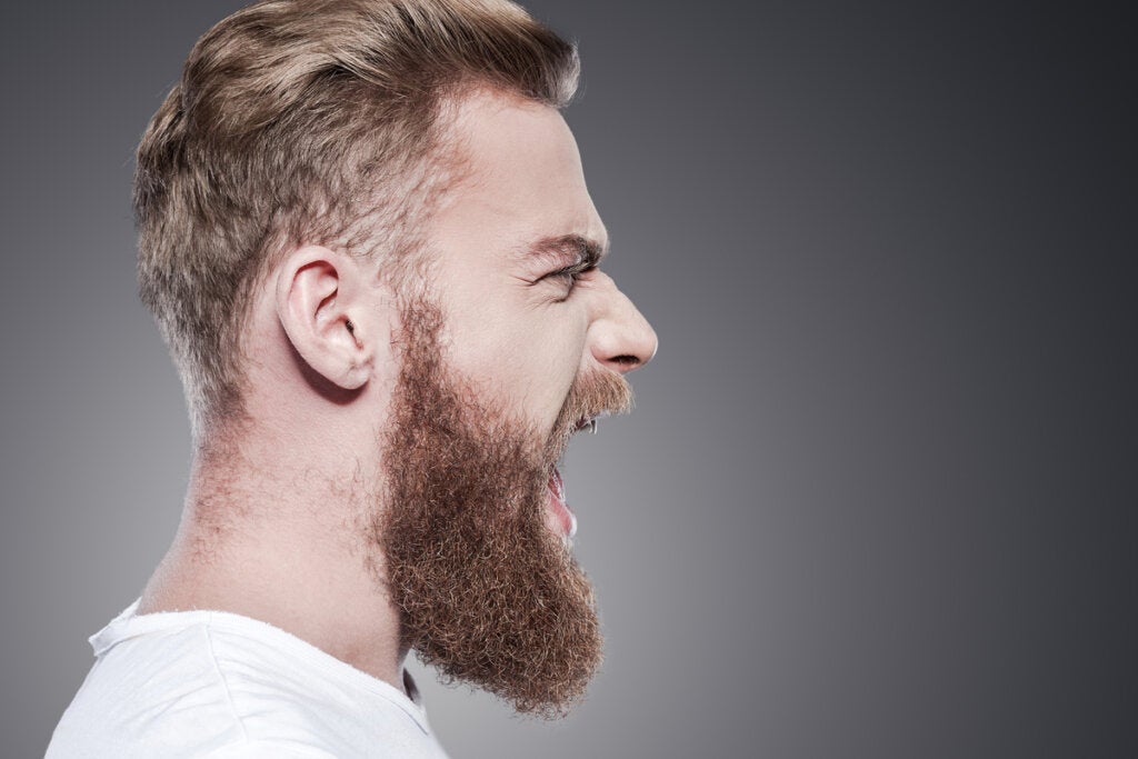 Hombre con barba gritando