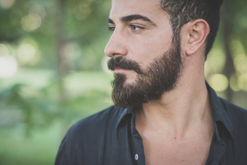 hombre con barba representando a las personas viscerales