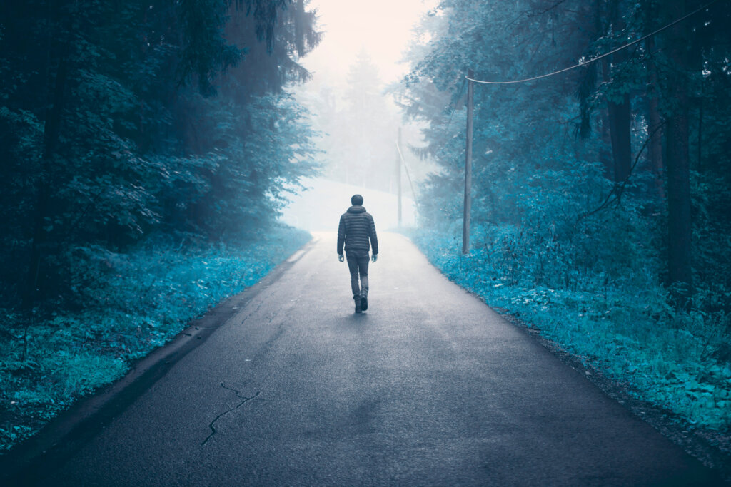 Hombre en un camino oscuro
