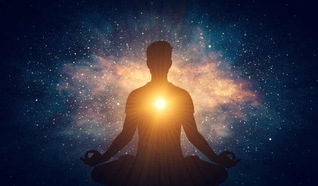 Mann praktiziert Meditation und stützt sich auf die fünf Kräfte