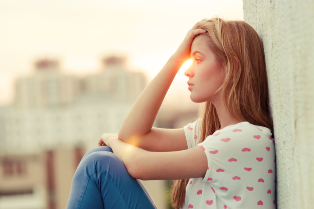 Triste jeune fille attendant que les autres agissent comme je le ferais