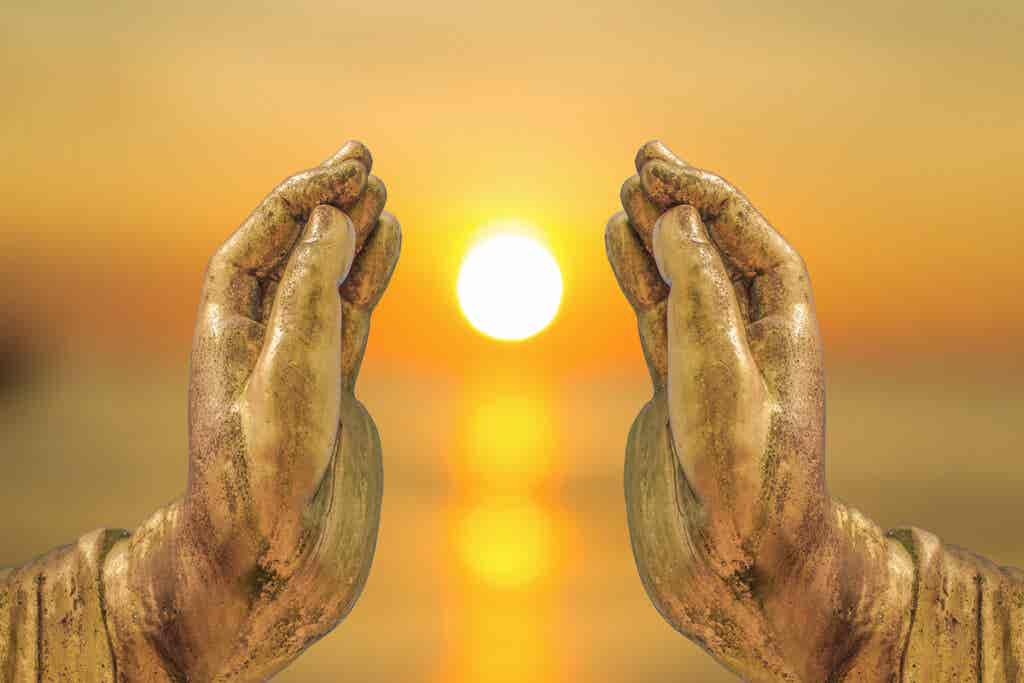 De zon tussen twee handen