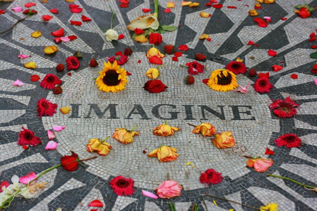 Monumento a John Lennon en Central Park, Nueva York.