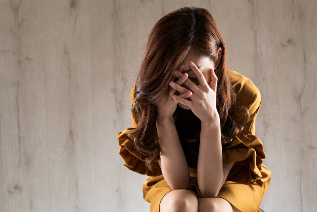 Femme anxieuse ayant du mal