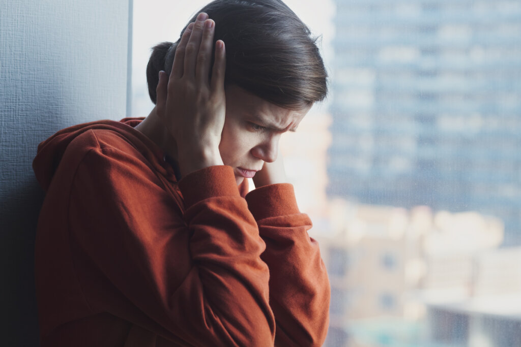 Femme autiste couvrant ses oreilles