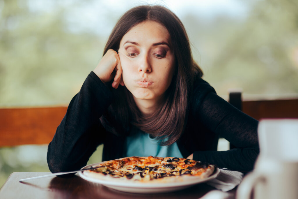 Vrouw met een pizza