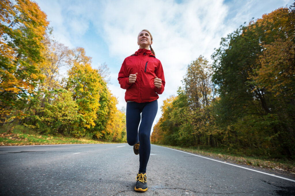 Mujer corriendo en el campo