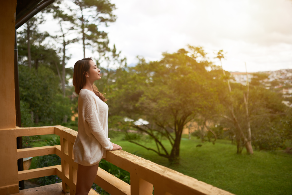Mujer disfrutando de la naturaleza
