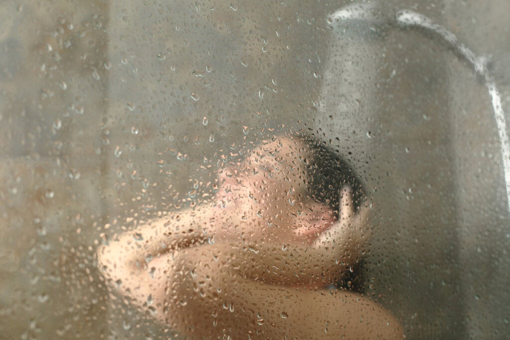 mulher tomando banho