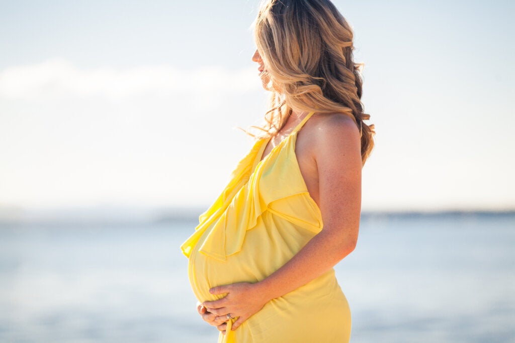 Mujer embarazada preguntándose si ¿Pueden los bebés sentir las emociones de sus madres desde el útero?