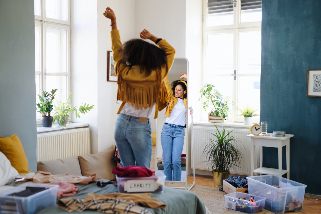 Femme qui a surmonté l'estime de soi contingente