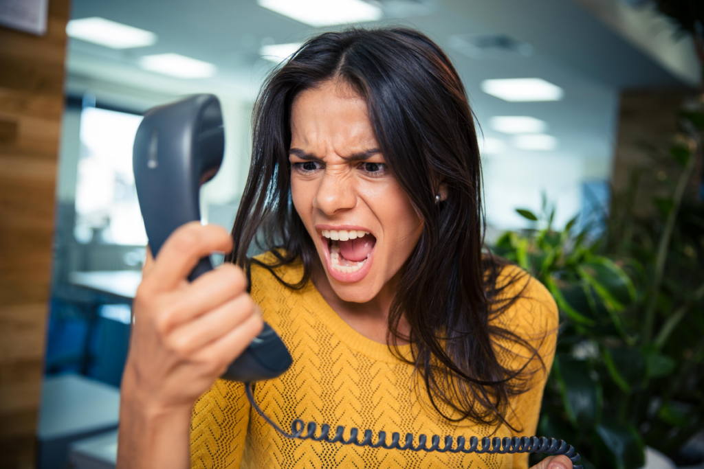 Kvinne som roper i telefonen for å symbolisere at psykopater har en større hjerneregion enn normalt