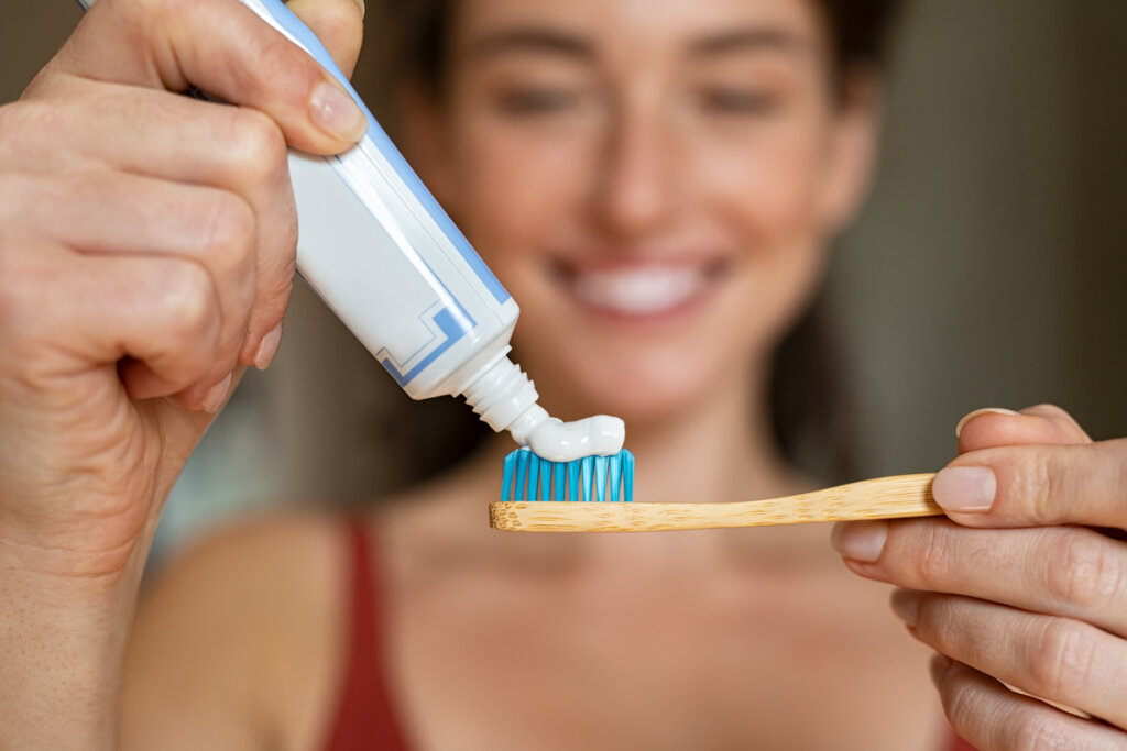 Mujer lavándose los dientes